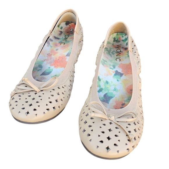 Vionic Shoes - Vionic 8 Tan Leather Ballet Flat Spark Surlin Laser‎ Cut Eyelet Orthotic Shoes